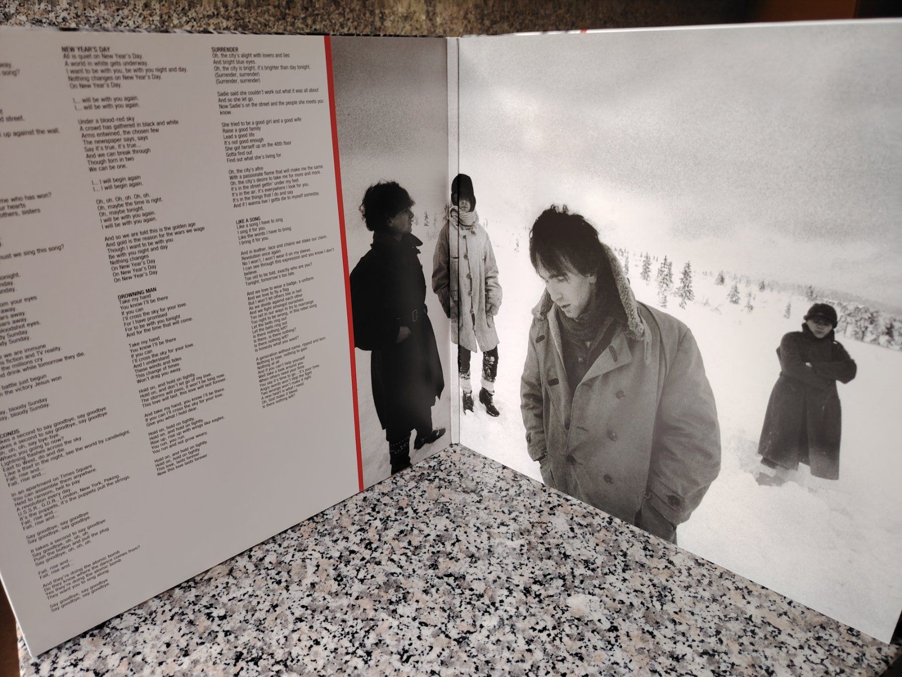 Dischi in vinile: U2 War Vinyl LP mit Booklet – Nuovo (secondo la descrizione) da Arlesheim venduto da stickyfingers1 2