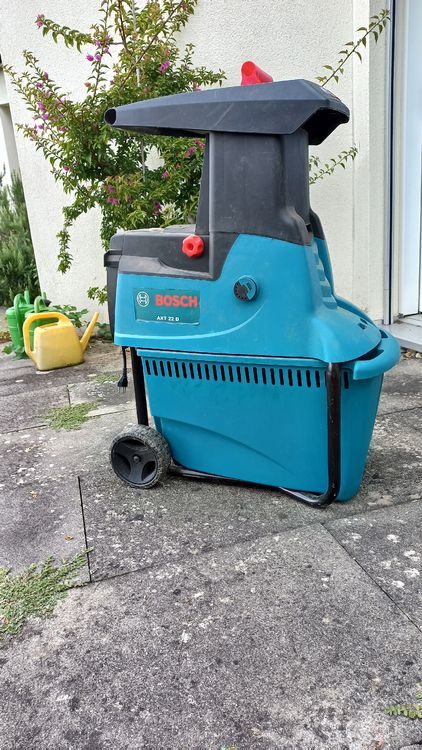 Broyeur De Végétaux Silencieux Bosch AXT 22 D - 2200 W, Capacité De Coupe 38 Mm, Bac 53 L