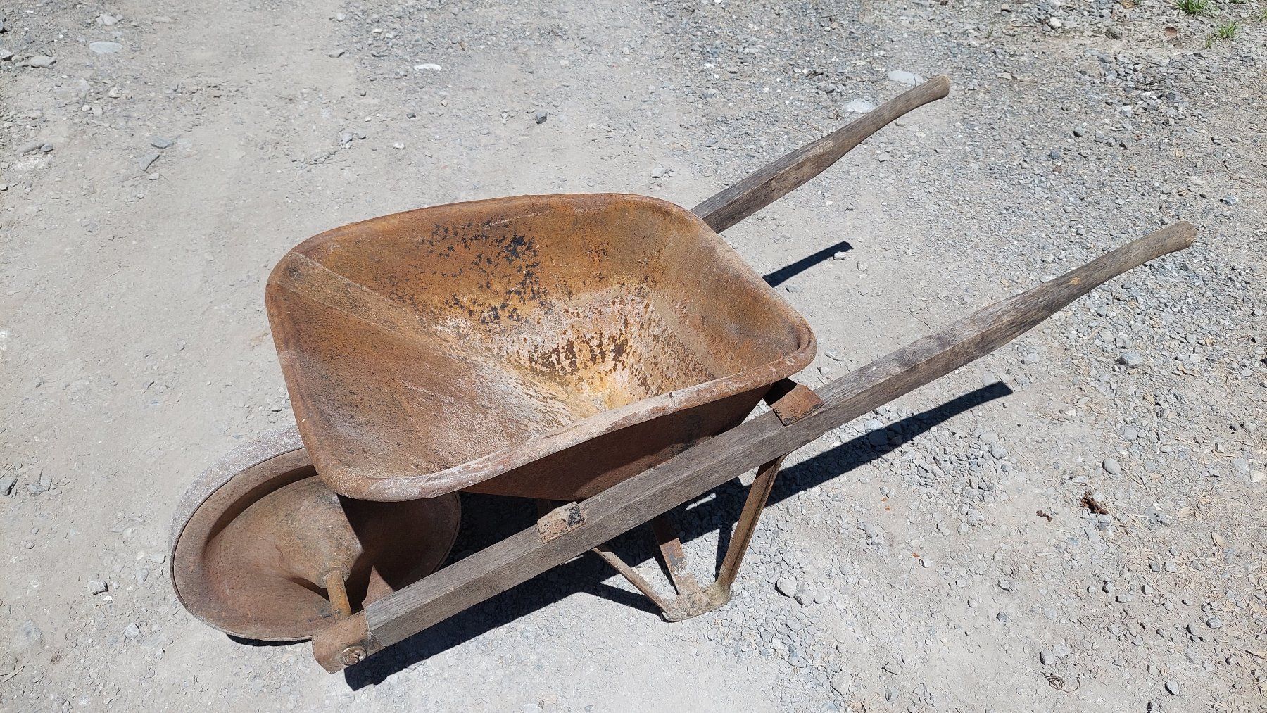 Schubkarren: Originelle Vintage Spitzboden Karrette mit Metallrad – Gebraucht aus Muri b. Bern von Spassholz 2