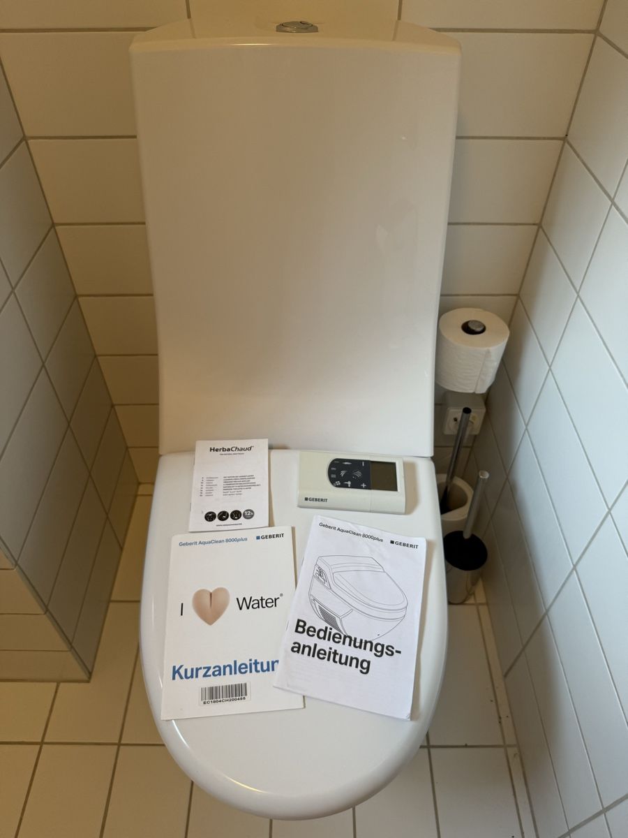 Geberit WC: Geberit AquaClean 8000plus Dusch-WC Weiss – Gebraucht aus Reinach BL von rom_jb5y