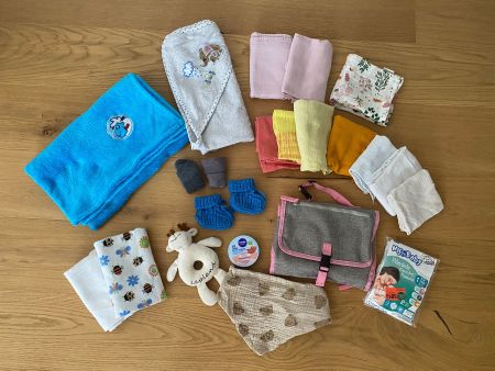 Grosses praktisches Babyset mit Wickeletui, Nuscheli…