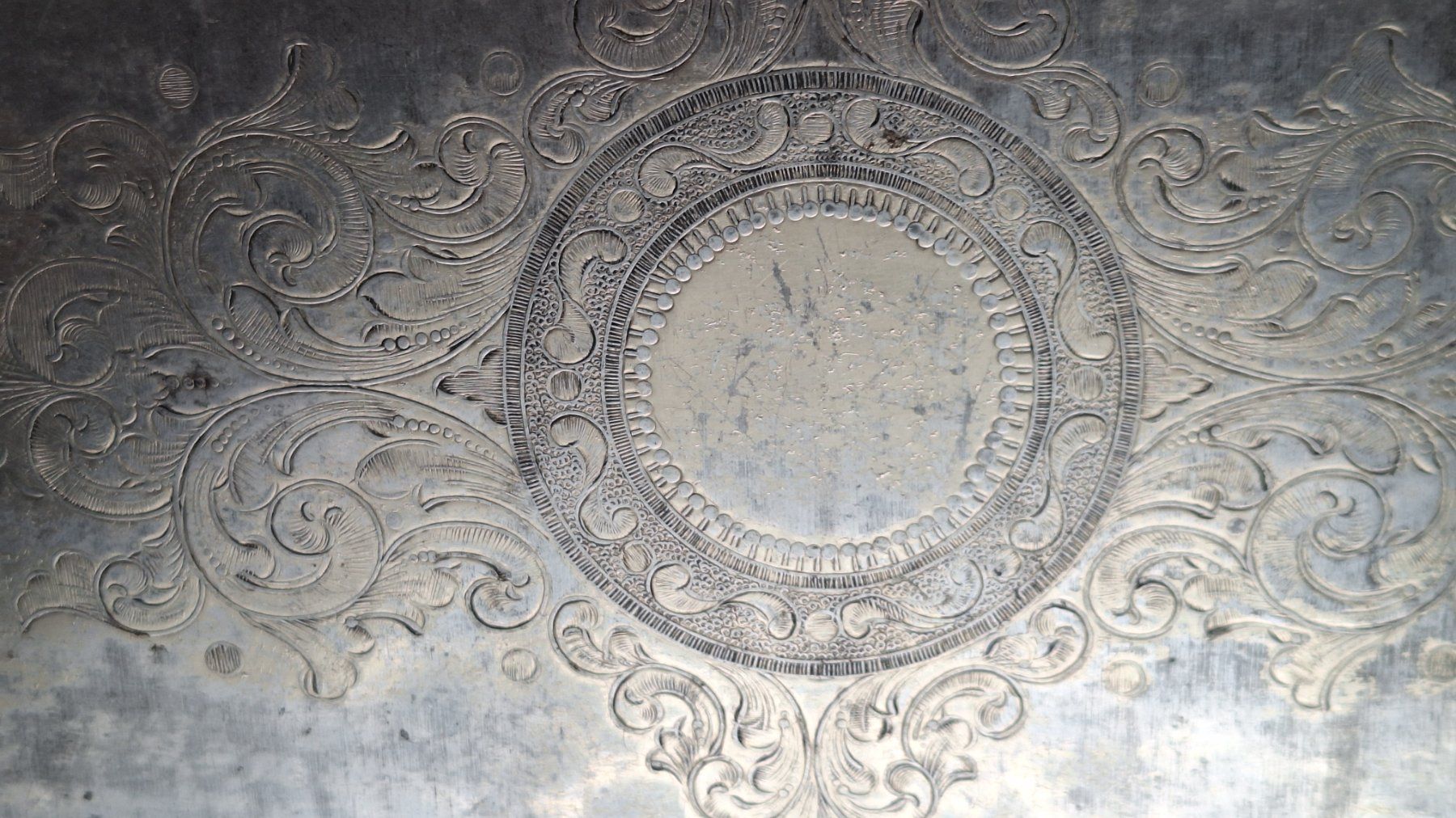 Plateaux: altes Metall Tablett mit schönem Muster – D'occasion à Dornach par majo8689 1