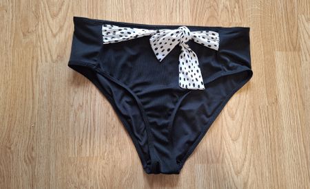 Schwarze Bikinihose mit Schleife, neuwertig, Grösse XL