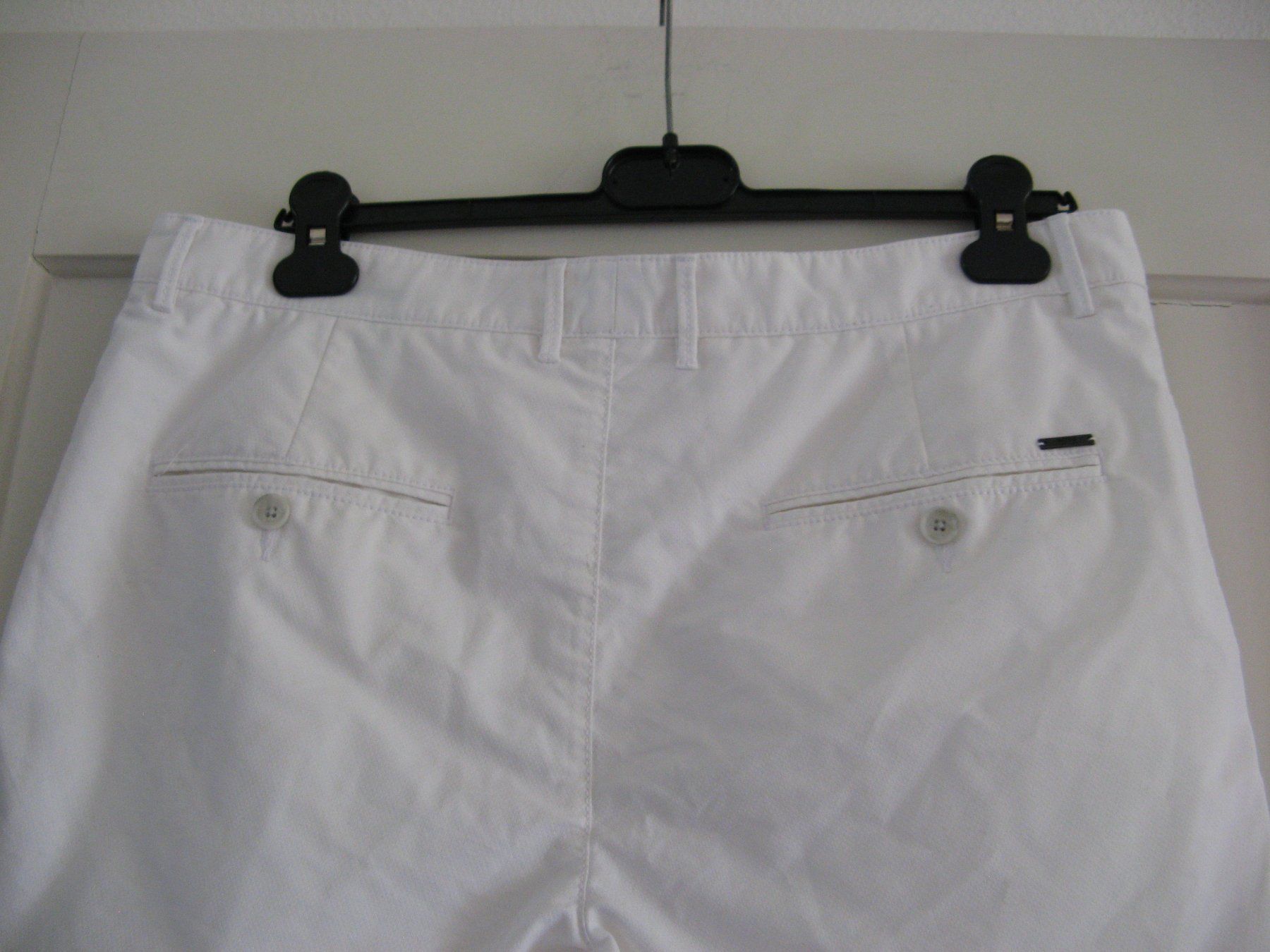 Hugo Boss Hosen: kurze, weisse Boss Shorts – Gebraucht aus Zürich von apil 2