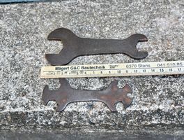 2 antike Schraubenschlüssel Gabelschlüssel klein
