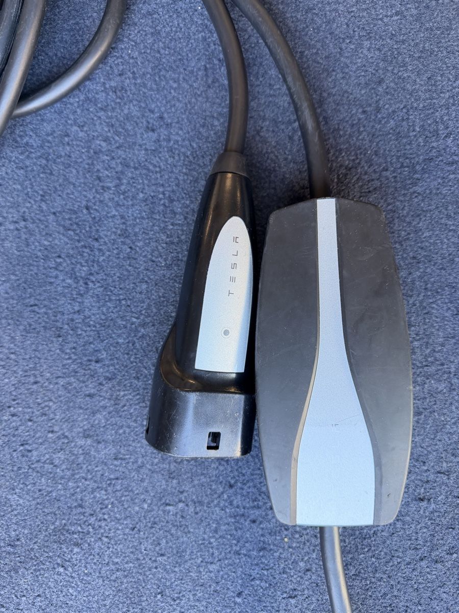 Tesla Chargeurs de batterie: Chargeur Tesla  – D'occasion à Morges par mir_hzt5 1