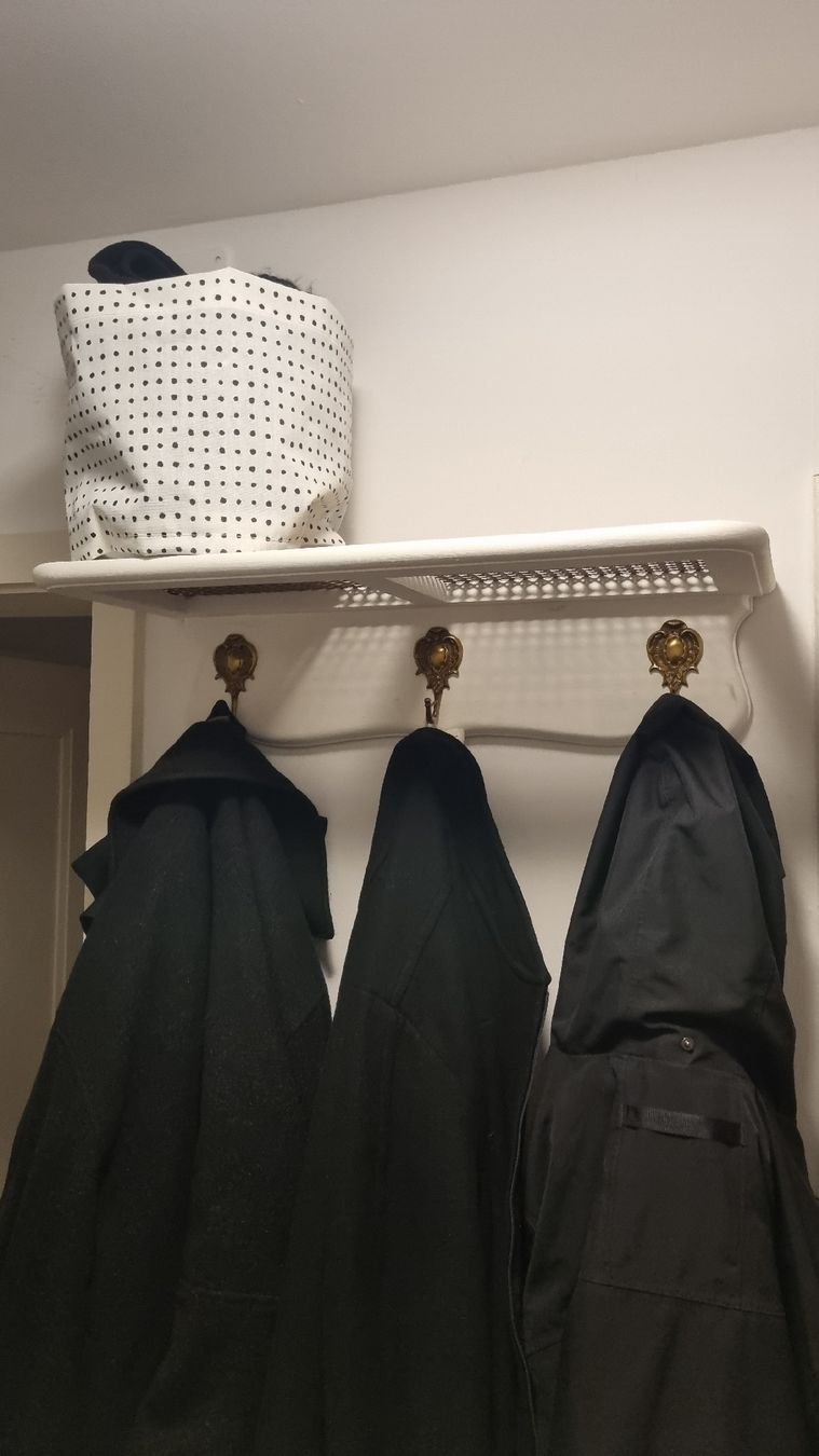 Guardaroba: Garderobe mit 3 Haken und Geflecht – Usato da St. Gallen venduto da jil_l6mm 1