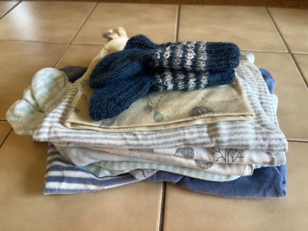 Babykleider Set Strampler Mütze Socken Hosen Grösse 50