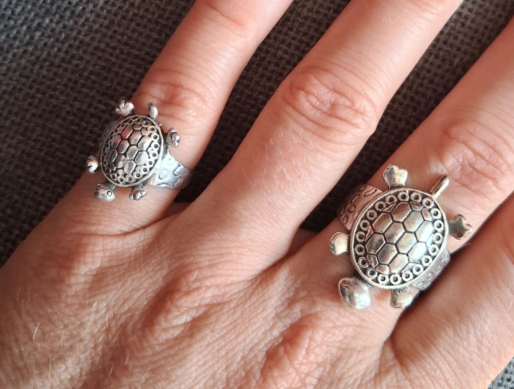 Sonstiger Schmuck: 2 Ringe Schildkröten Design silberfarben NEU – Neu und originalverpackt aus Wald ZH von e8e