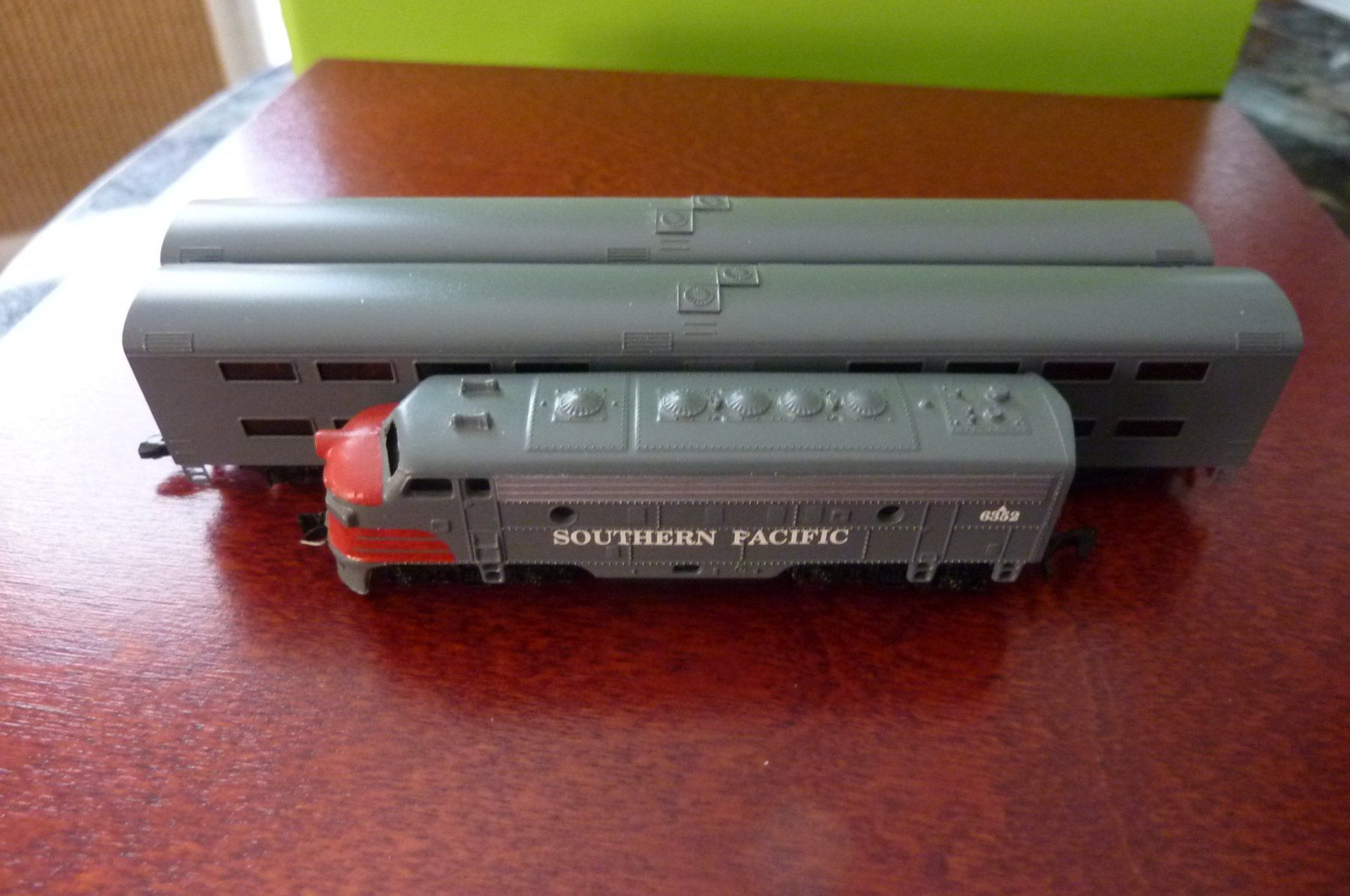 Freudenreich Feinwerktechnik Modellini di ferrovie: SPUR Z  FREUDENREICH SOUTHERN PACIFIC GRAU SET – Nuovo (secondo la descrizione) da Uznach venduto da train50 3