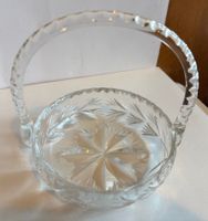 Schöne alte geschliffene Glasschale mit Henkel Glas