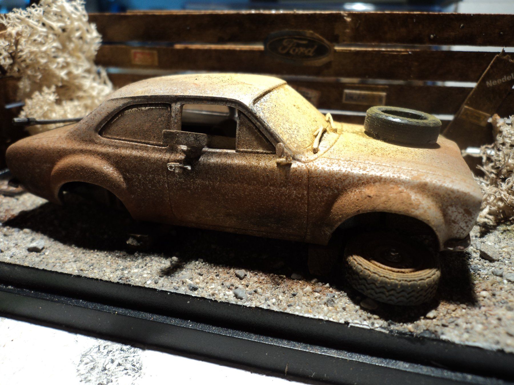 Ford Modellini d'auto: Ford Escort MK1 1/43 Diorama Hinterhof – Usato da Schwarzenburg venduto da modelCARama 1