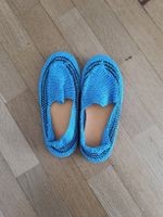 Handgestrickte Hausschuhe, hellblau, Grösse 26