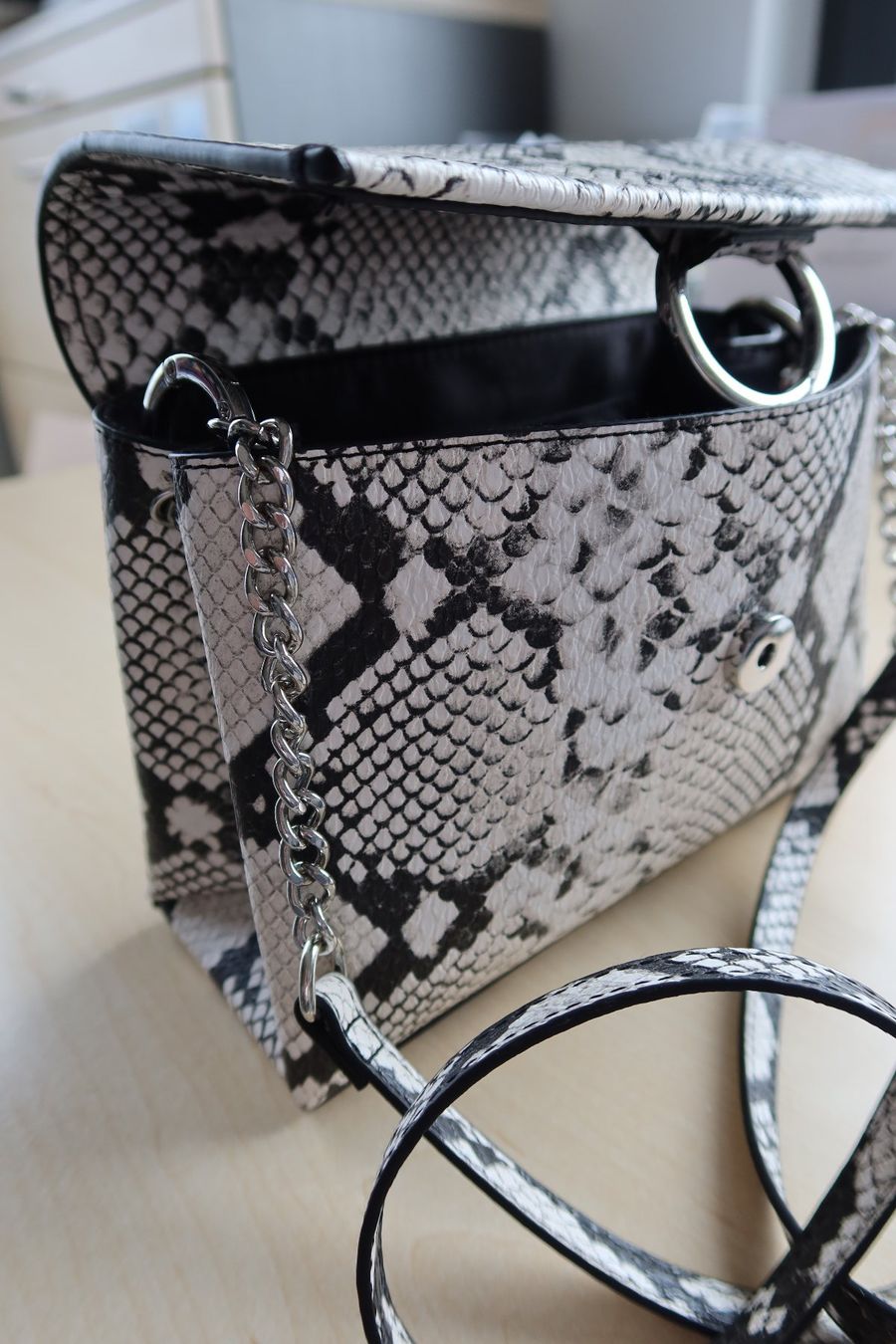 Borse da donna: Damenumhängetasche, Animalprint, 24cm x 17cm x 8,5cm - NEU – Nuovo e nell'imballaggio originale da Zürich venduto da Piki7 5