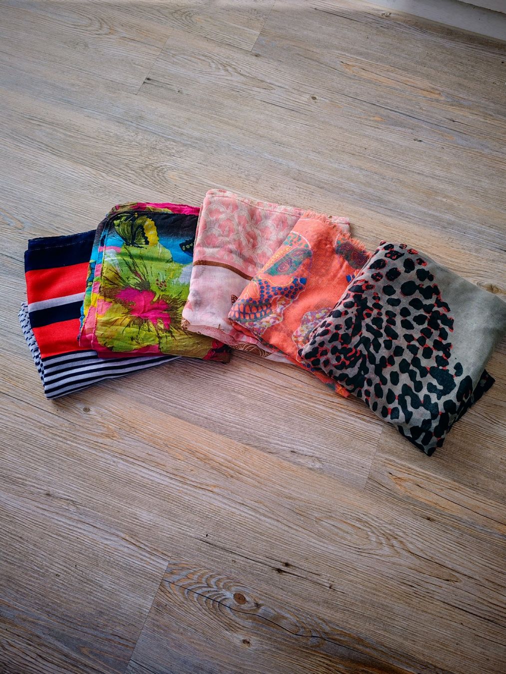 Foulards & écharpes: 5 moderne, grosse, eckige Foulards – D'occasion à Egnach par bgdo26