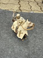 Ritterfigur auf Pferd mit Schwert und Schild beige