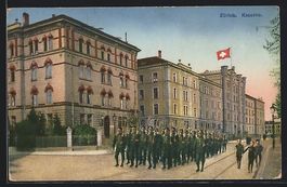 Zürich, Kaserne, Soldaten marschieren i