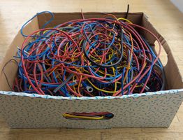 Kiste voll bunter Elektrokabel (basteln, reparieren)