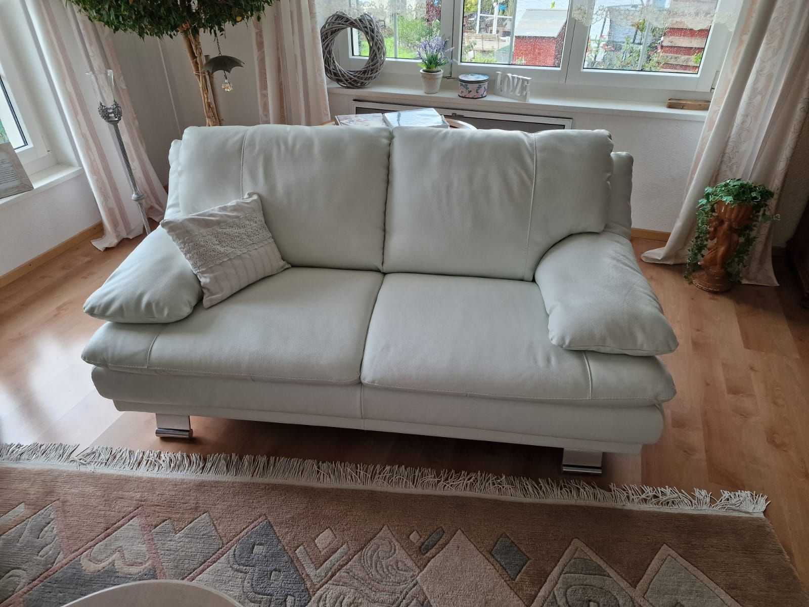 Sofas: Gut erhaltene Ledercouch, weiss, super bequem! – Gebraucht aus Gossau ZH von CR9