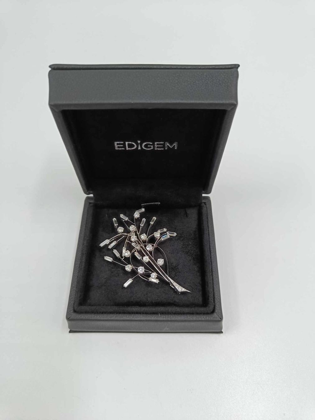 Broschen & Nadeln: DIAMANT BROSCHE IN 750 WEISSGOLD – Gebraucht aus Luzern von EdiGem