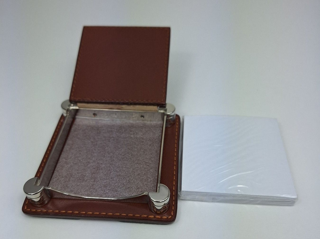 Supporti a parete: Edler Post-It Halter Briefbeschwerer Leder/Metall – Nuovo e nell'imballaggio originale da Seuzach venduto da VT-Collections3 2