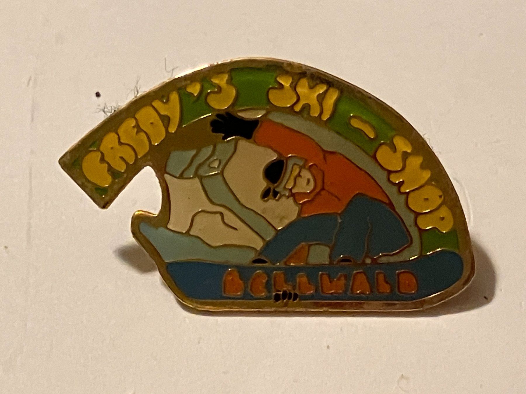Placchette & Badge: 1 Pin Fredy's Ski Shop Bellwald – Usato da Basel venduto da djwwpp