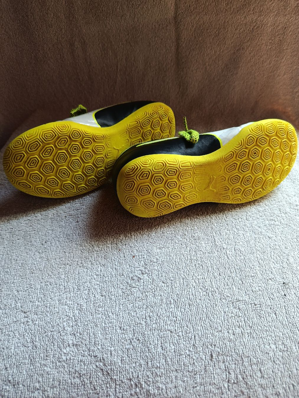 Schuhe für Jungen: Hallenschuhe  – Gebraucht aus Aarwangen von GiLANi 2