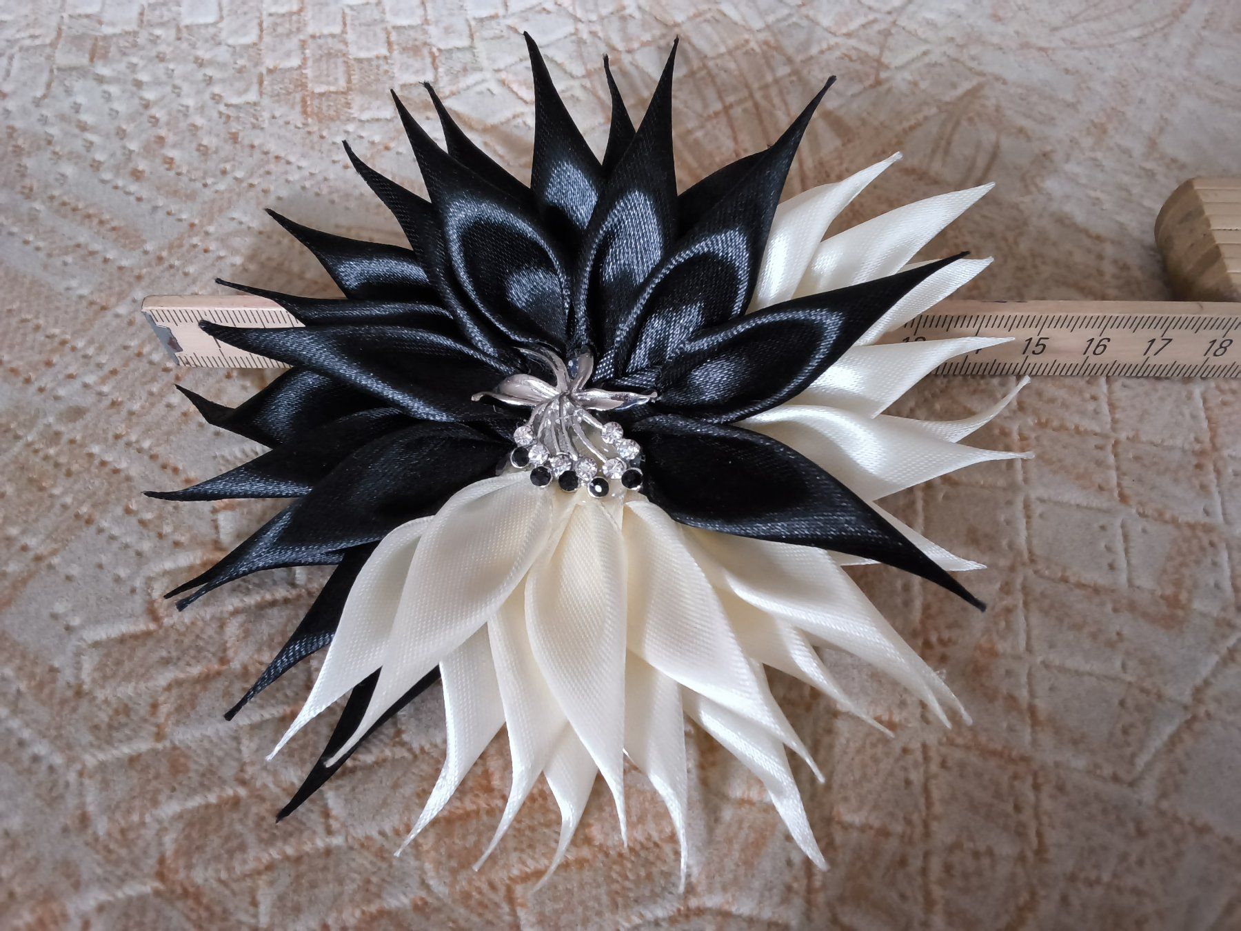 Spille & Fermagli: Wunderschöne Kanzashi Brosche Neu – Nuovo (secondo la descrizione) da Hallau venduto da histoiremerveilleuse