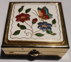 BILDSCHÖNE CLOISONNÉ - DOSE;---5 x 5 CM,--GOLDIGER RAHMEN