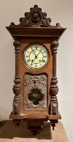 Antike Wanduhr mit schönen Schnitzereien