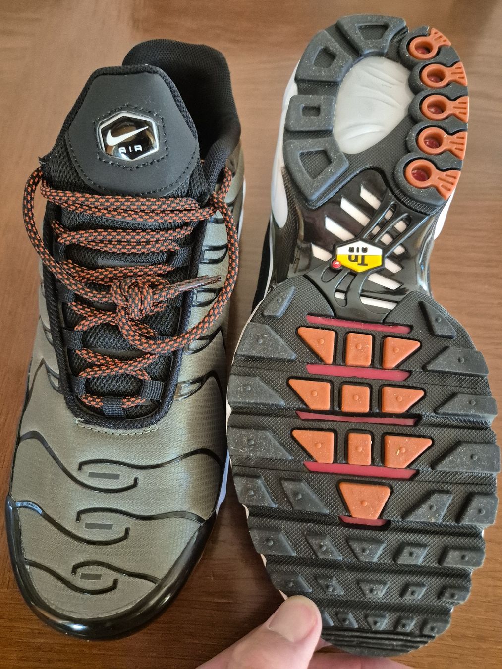 Nike Scarpe da uomo: Nike Air Max Plus, vert olive t.44 – Nuovo (secondo la descrizione) da champvent venduto da chrisdta 1
