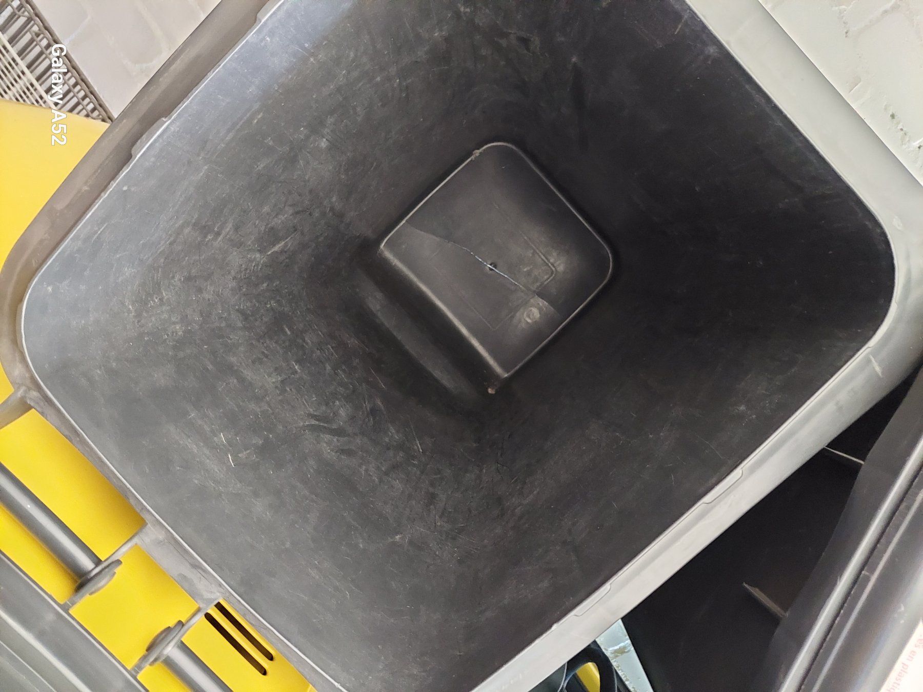 Autres articles bureau & commerces: Container / Mülltonne 240L – Défectueux à Weier im Emmental par Teedu 6