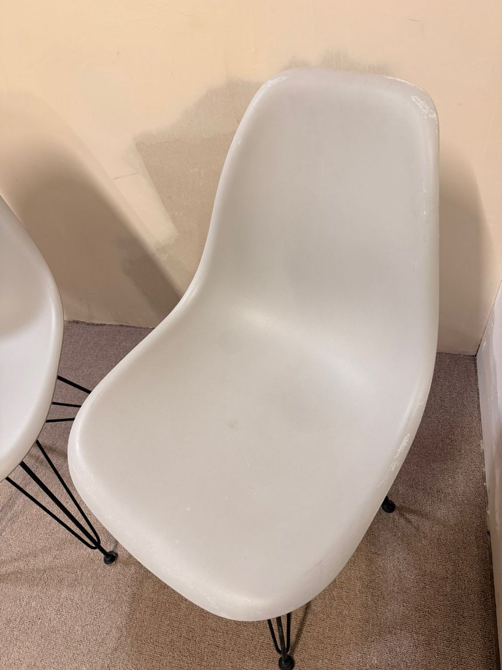 Stühle: 2er Set Schalenstuhl hellgrau ähnlich wie Vitra Eames Stühle – Gebraucht aus Rickenbach ZH von Der-Insider 2