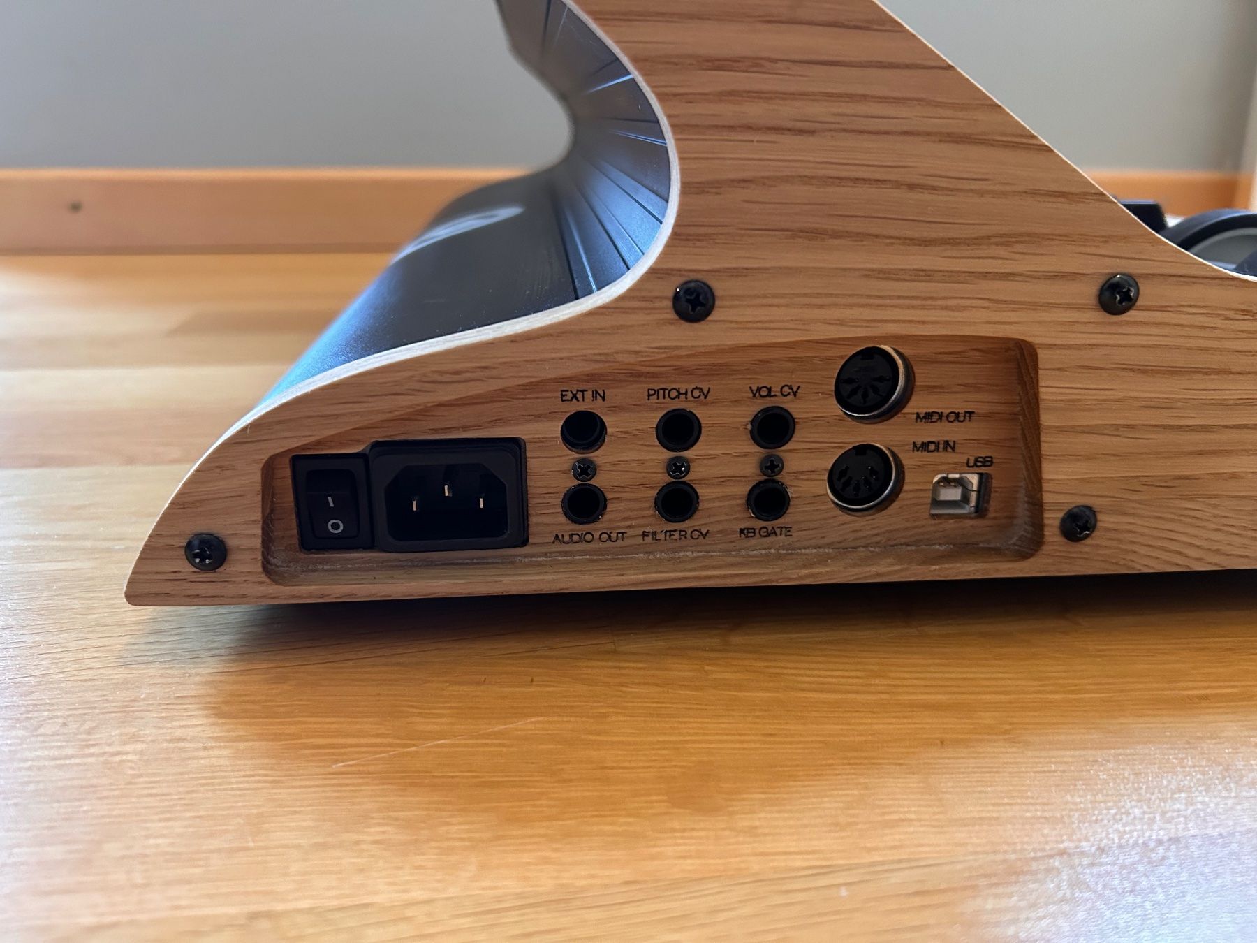 Moog Musikinstrumente: Moog Sub Phatty mit Holz-Sidepanels von "Too Many Synths" – Gebraucht aus St. Gallen von nic_p96r 5