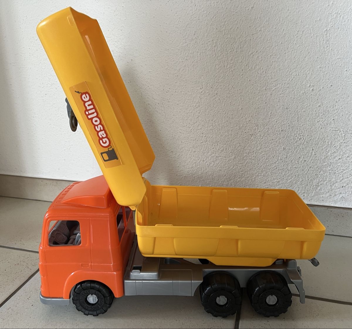 Spielzeuge: Spielzeug Lastwagen mit Kippanhänger – Gebraucht aus Büttikon AG von Jahacymipa.01 2