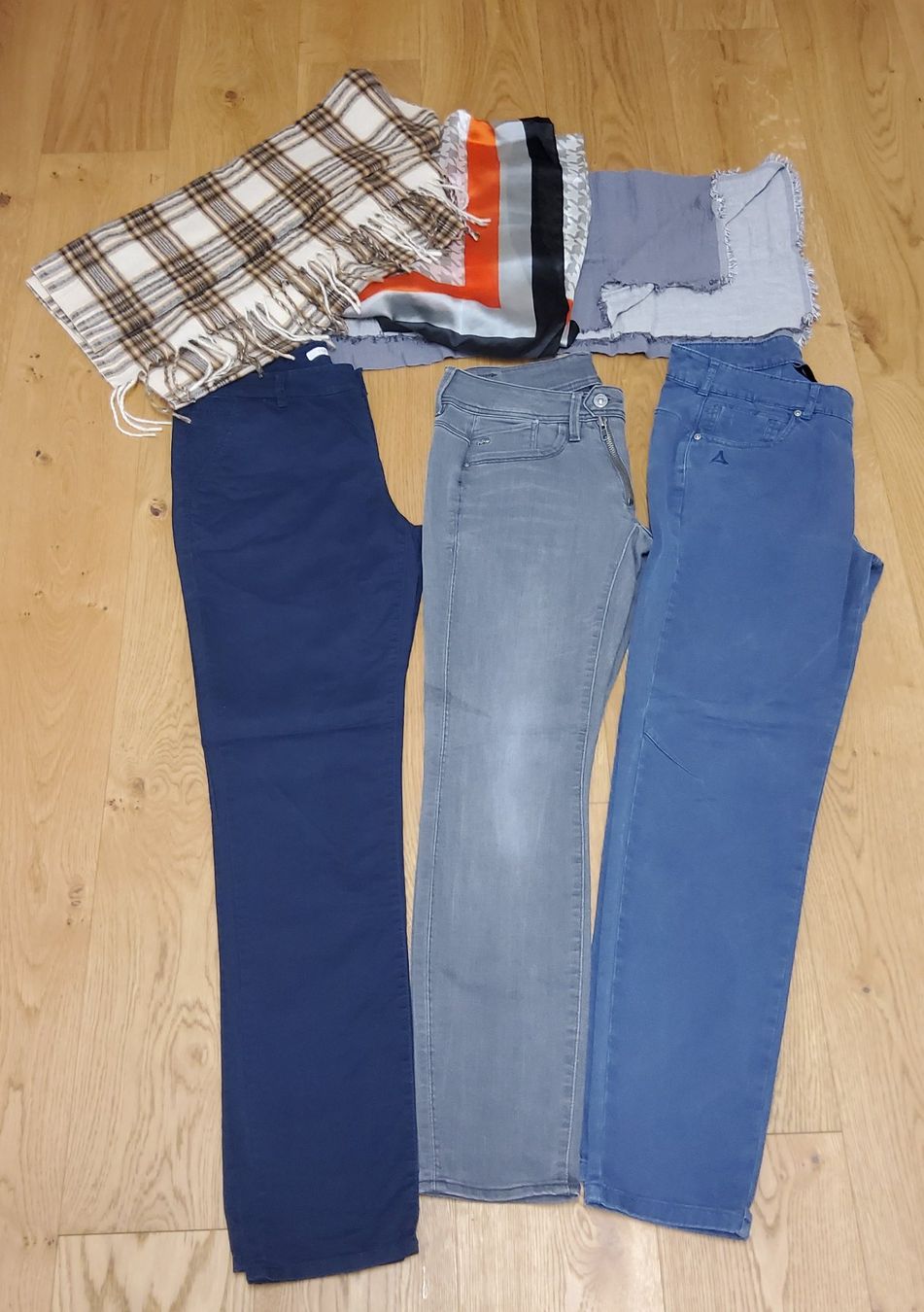 Esprit Lotti di vestiti: Kleiderpacket: Hosen, Schals – Usato da Naters venduto da 3904Naters