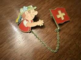 Anstecknadel Figur mit Schweizer Fahne und Kette