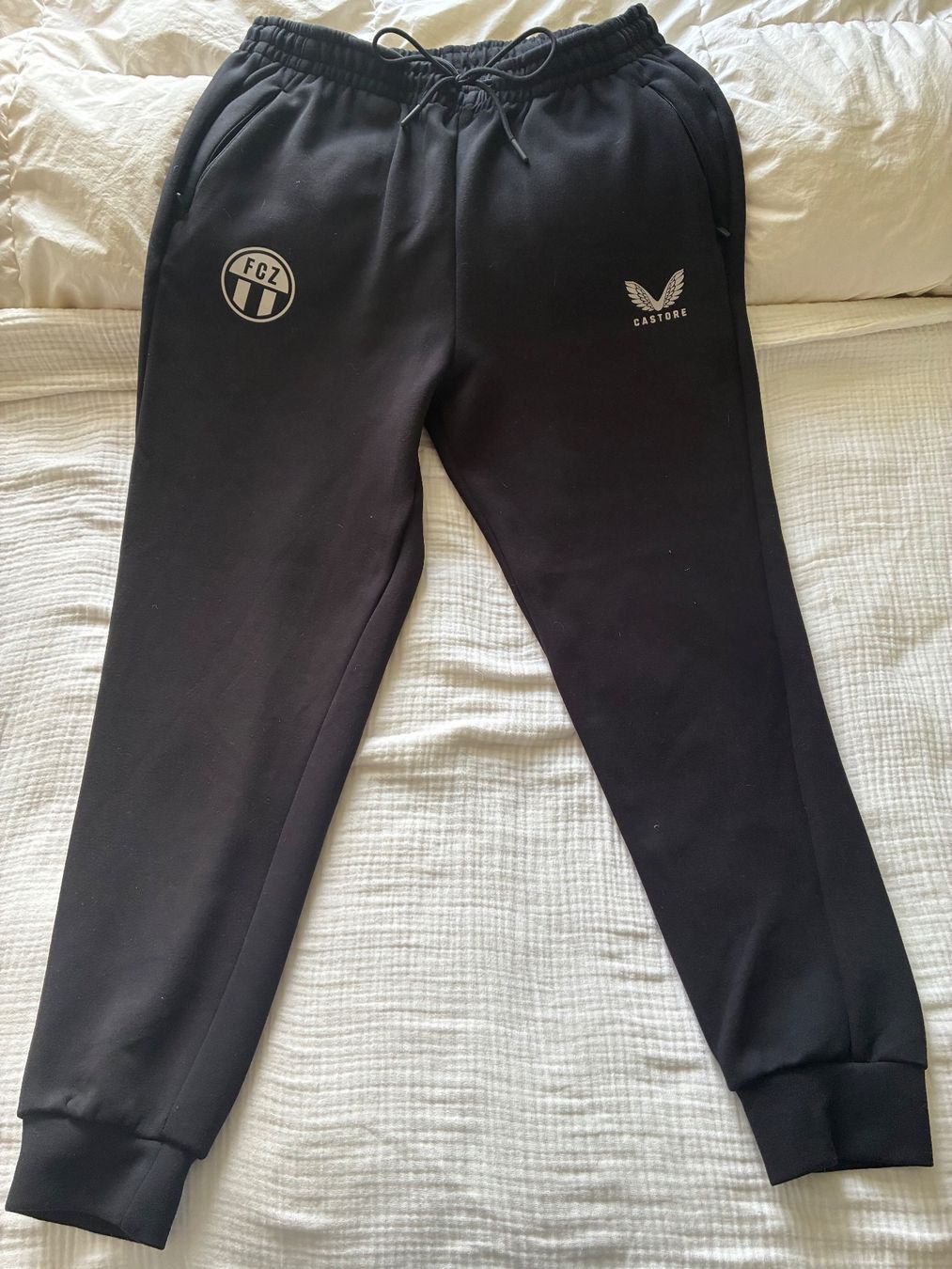 FCZ Pantaloni: FCZ Trainingshose und Shorts – Usato da Zürich venduto da ali_5m9b