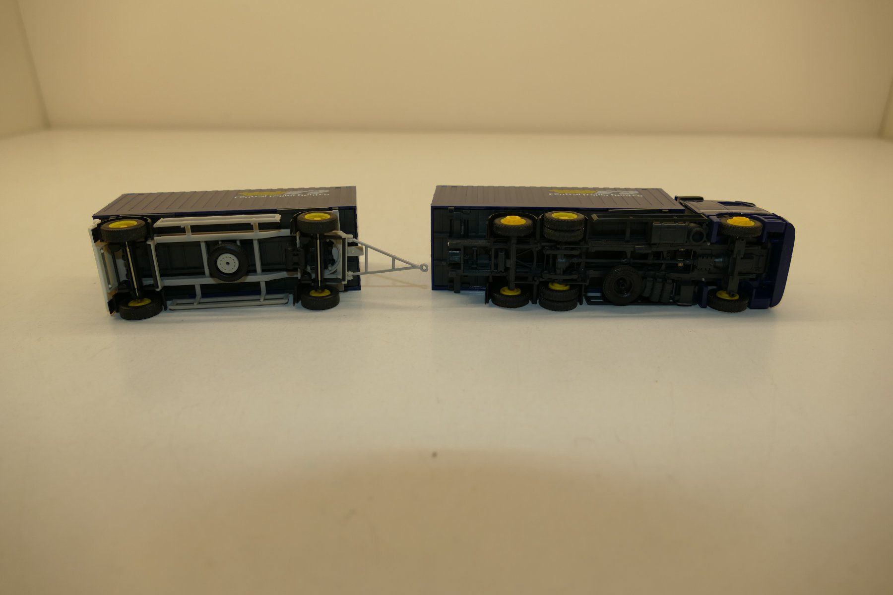 Herpa Modellautos: Herpa 1:87: MB 2543 Sattelzug Central Trailer Rentco – Gebraucht aus Niederhasli von rail-duerst 5