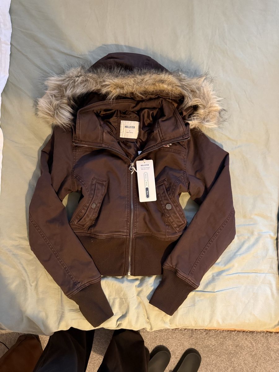 Hollister Giacche: Veste Hollister marron PEYTON PUFFER  – Nuovo e nell'imballaggio originale da Lausanne venduto da pir_q2jw