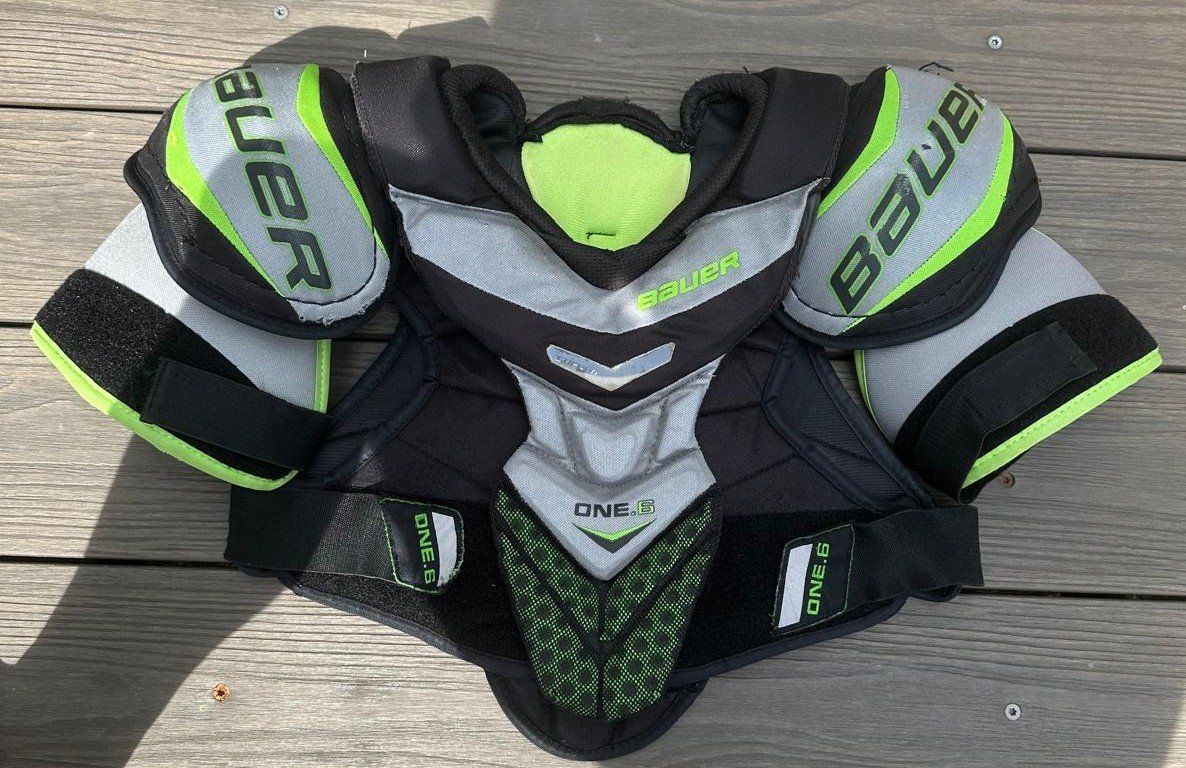 Bauer Protections: BAUER One.6 Schulterschutz JR – D'occasion à Langenthal par Steinadler129 2
