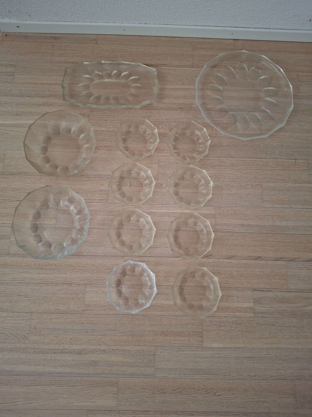 Set di piatti: 12-teiliges Set von Glasschalen – Usato da Dietikon venduto da Hwengi