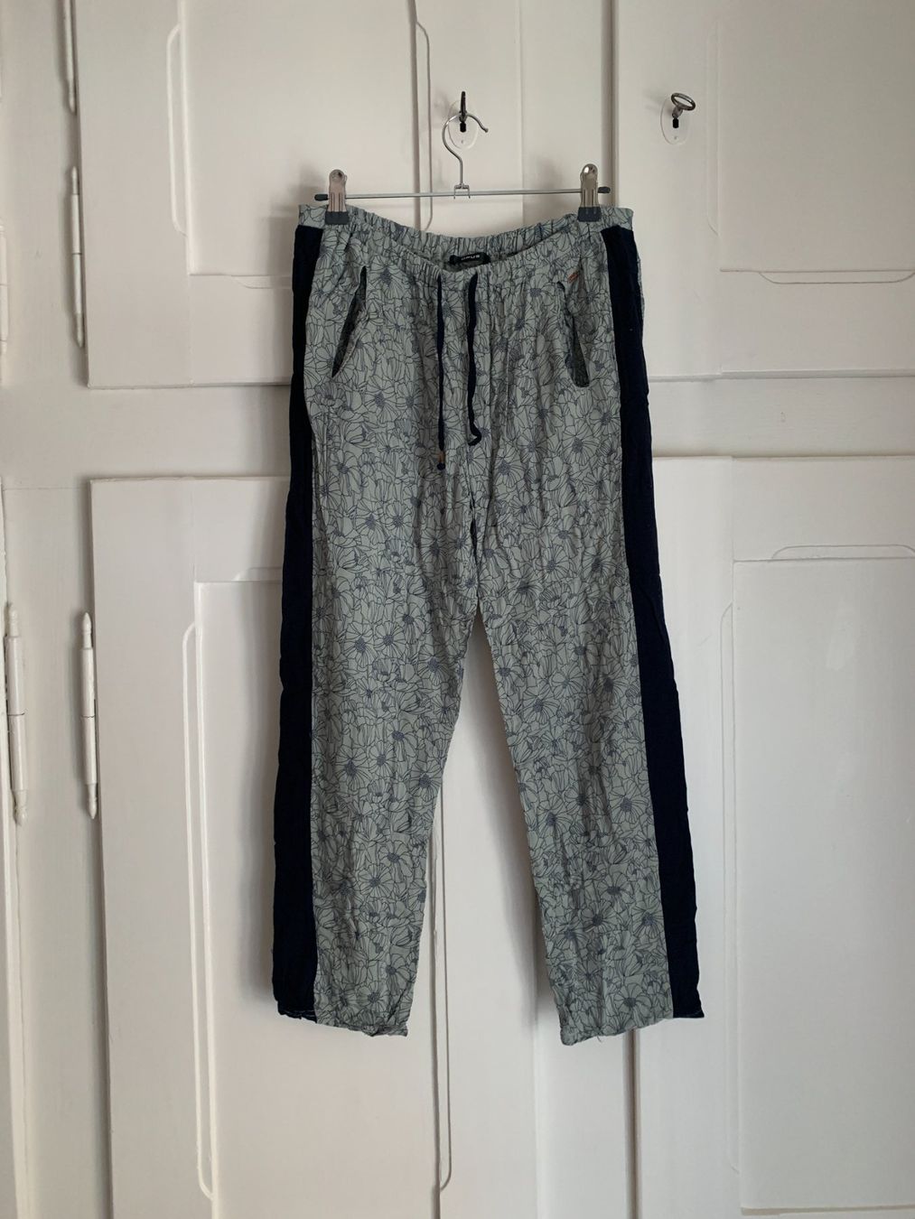 Opus Hosen: OPUS - Hose khaki geblümt locker 34 – Gebraucht aus Zürich von Diazaio