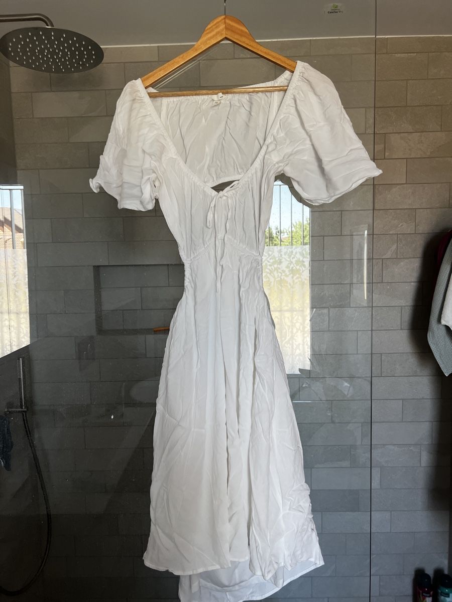H&M Vestiti: Schwangerschaft open back dress white M – Usato da Schafisheim venduto da RubyWalter
