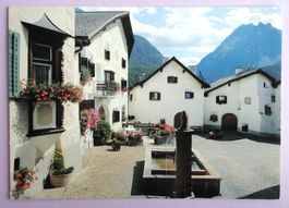 Dorfplatz Plazzetta in Scuol-Sura