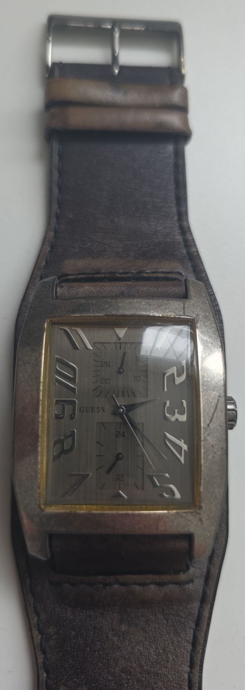 Guess Uhren: Guess Herren Uhr Silber mit Leder – Defekt aus Bergdietikon von Burberry5