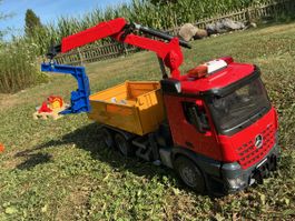 Bruder Lastwagen Mercedes mit viel Zubehör