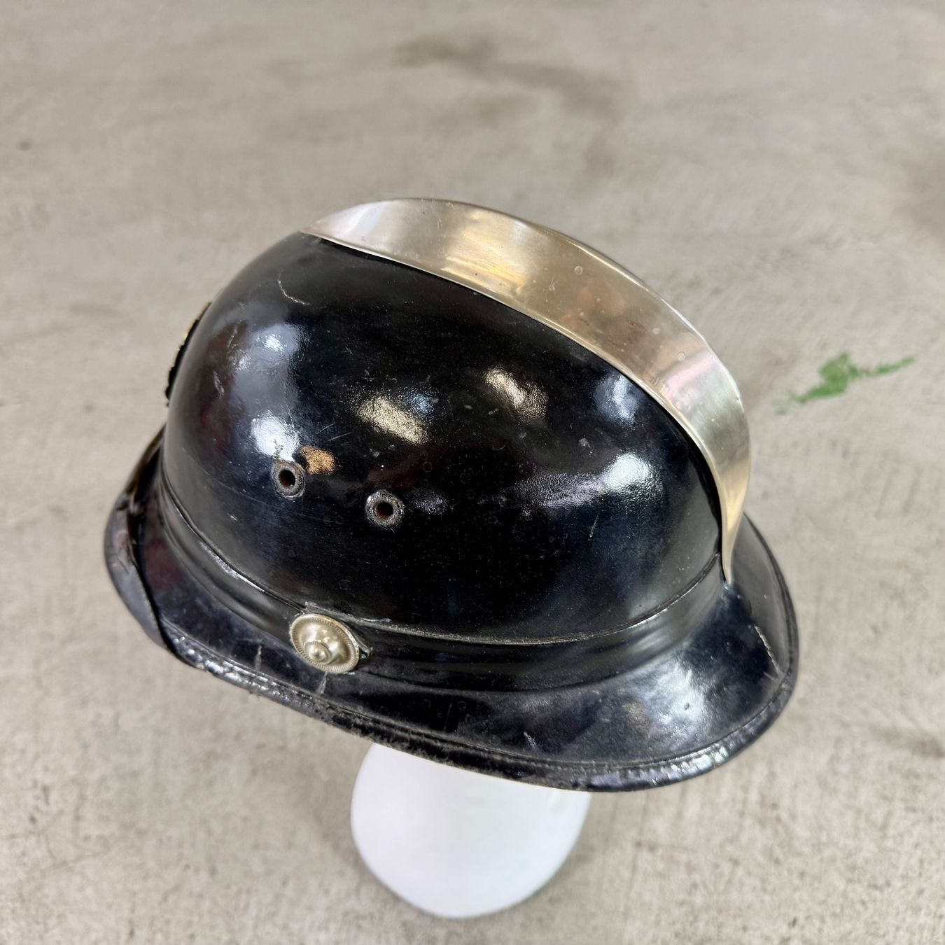 Pompieri: Antiker Feuerwehrhelm mit Emblem – Usato da Basel venduto da Brocki-auf-dem-Wolf 3