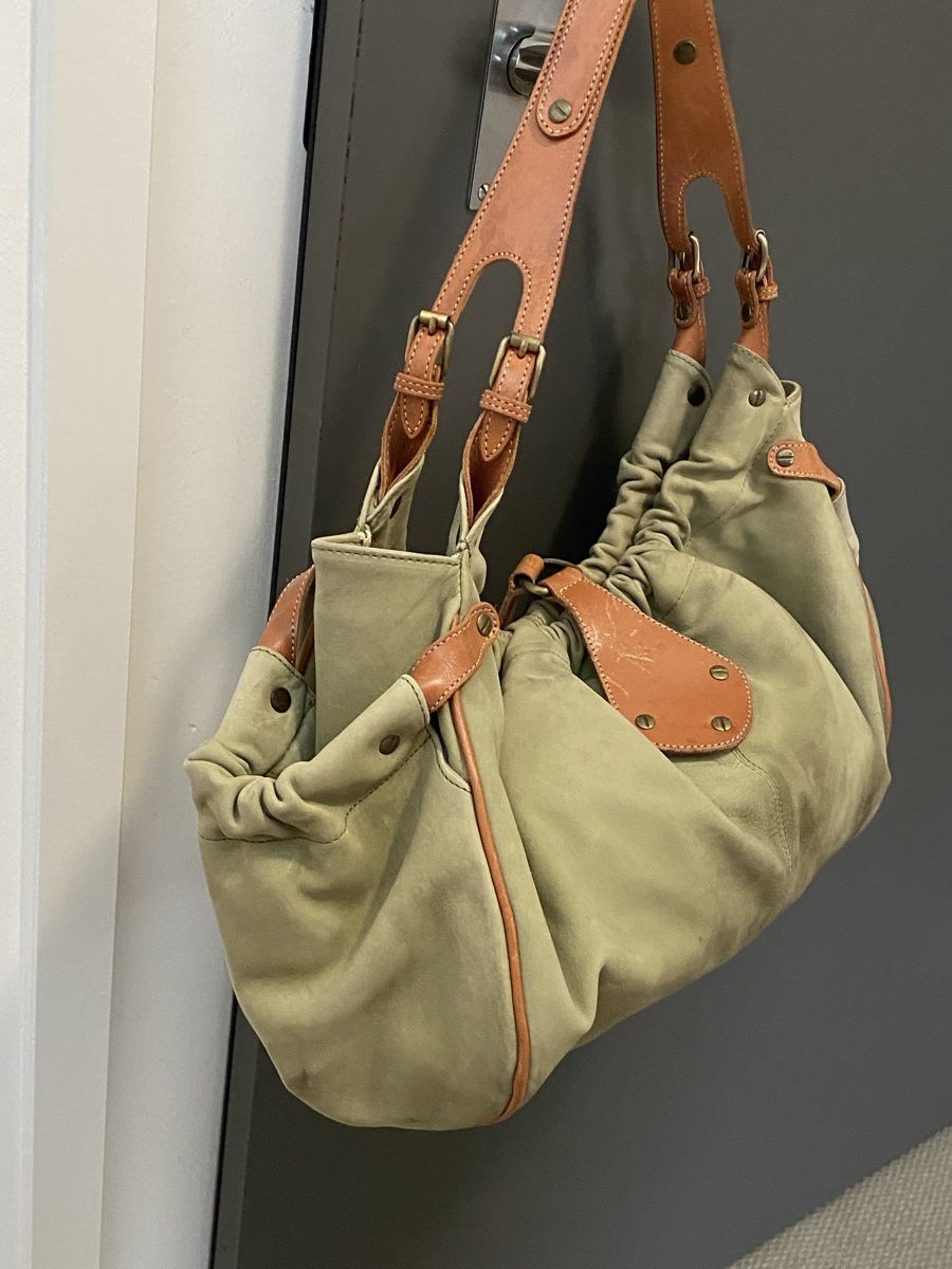 Taschen für Damen: Sac à main daim couleur vert bon état – Gebraucht aus St-Sulpice VD von yasmine.assaf 1