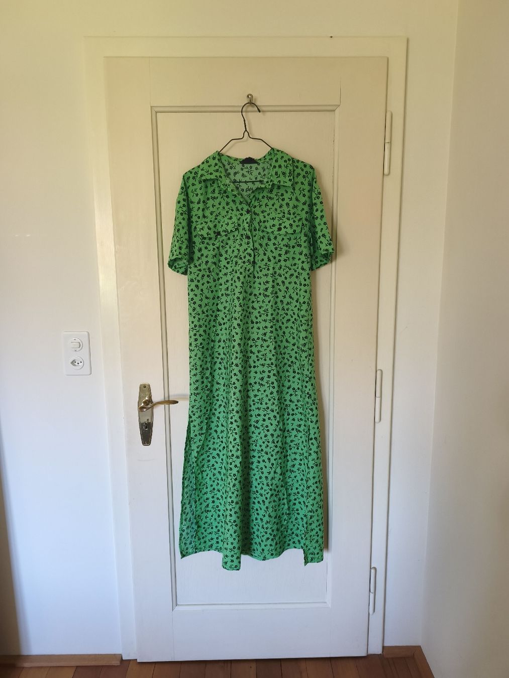 Robes: grünes Hemdkleid mit schwarzen Blumen – Neuf (Voir description) à Schaan par Sarahvo13